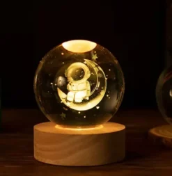 Veilleuse LED cosmonaute sur la lune